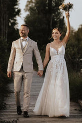 Beautiful White V-Neck Spaghetti strap A-Line Sleeveless Sweep Train Tulle Wedding Dresses With Appliques
